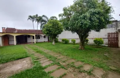 Casa com 2 quartos, área gourmet, jardim e espaço para piscina em itanhaém.