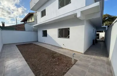 Casa com 2 quartos e espaço para piscina em peruíbe.