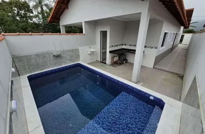 Casa na praia com 3 quartos, piscina e área gourmet em itanhaém.