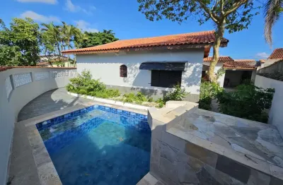 Casa na praia com 3 quartos, piscina e área gourmet em mongaguá.