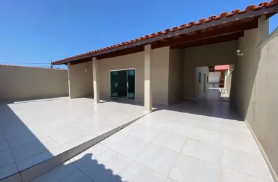 Casa com 3 quartos, espaço para piscina e área gourmet em itanhaém.