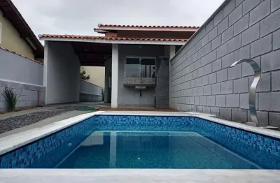 Casa na praia com 2 quartos, piscina e churrasqueira em itanhaém.