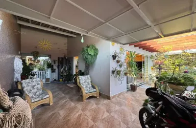 Casa à 150m do mar com 3 quartos e área gourmet em peruíbe.
