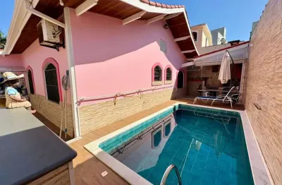 Casa com 3 quartos, piscina e churrasqueira em peruíbe.