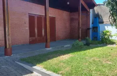 Casa com 2 quartos, churrasqueira e espaço para piscina em peruíbe.