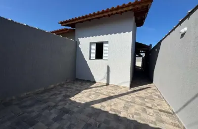 Casa com 2 quartos, piscina e churrasqueira em itanhaém.