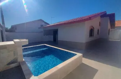 Casa na praia com piscina, 2 quartos e área gourmet em mongaguá.