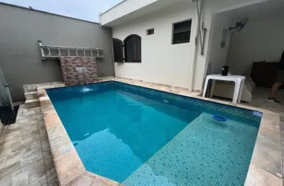 Casa com piscina, 3 quartos e churrasqueira em itanhaém.