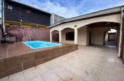Casa com 2 quartos, piscina e churrasqueira em peruíbe.