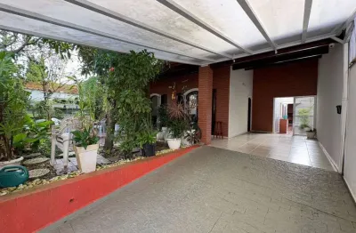 Casa à 180m do mar com 3 quartos, área gourmet e jardim em peruíbe.