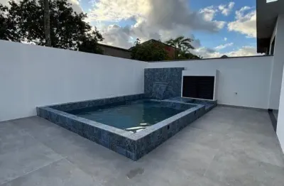 Casa com 2 quartos, piscina e área gourmet em itanhaém.