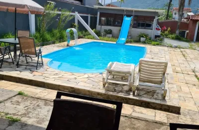 Casa com 3 quartos, piscina e área gourmet em itanhaém.