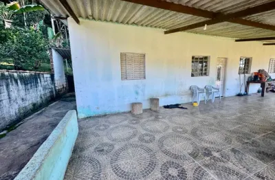 Chácara com espaço para piscina e jardim em peruíbe.