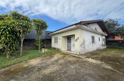 Casa com 3 quartos, espaço para piscina e jardim em itanhaém.