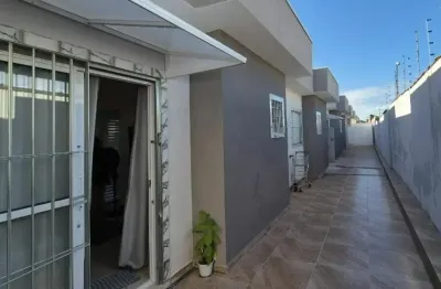 Casa em condomínio com 2 quartos, piscina e área gourmet em itanhaém.