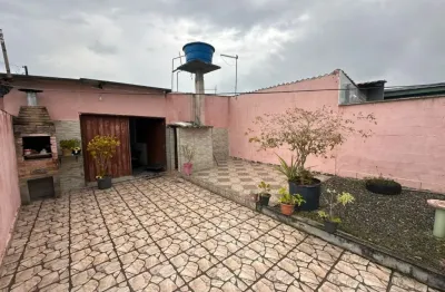 Casa com 2 quartos, churrasqueira e espaço para piscina em itanhaém.