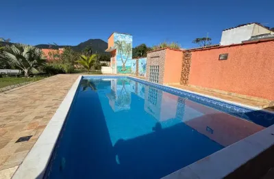 Chácara com piscina, 3 quartos e área gourmet com churrasqueira em peruíbe.