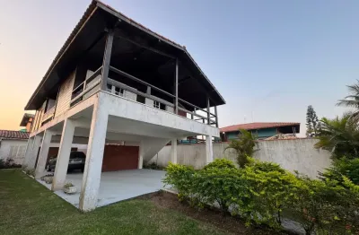 Casa frente mar com 4 quartos, piscina e área gourmet em itanhaém.