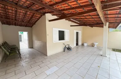 Casa com 3 quartos, churrasqueira e espaço para piscina em itanhaém.