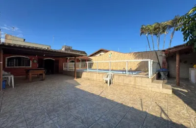 Casa com 3 quartos, piscina e área gourmet em itanhaém.