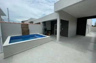 Casa com 3 quartos, piscina e churrasqueira em itanhaém.