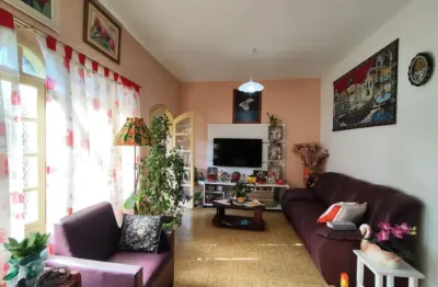Casa com 2 quartos, piscina e churrasqueira em itanhaém.