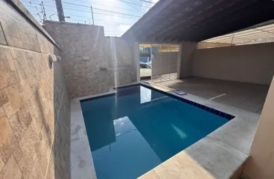 Casa com 3 quartos, piscina e área gourmet em itanhaém.