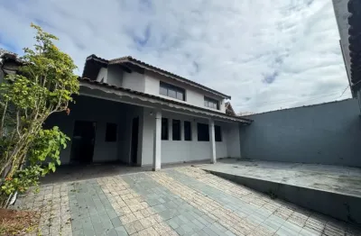 Casa à 50m do mar com 5 quartos e área gourmet em peruíbe - r$ 650.000,00.