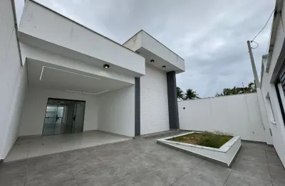 Casa à 90m do mar com piscina e 3 quartos em peruíbe.