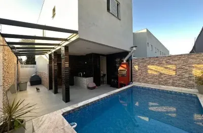 Casa em condomínio com 3 quartos, piscina e área gourmet em itanhaém.