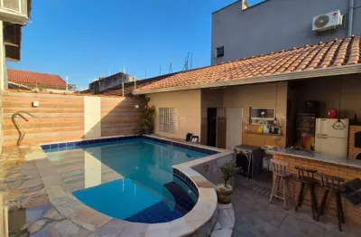 Casa com 3 quartos, piscina e área gourmet em itanhaém.