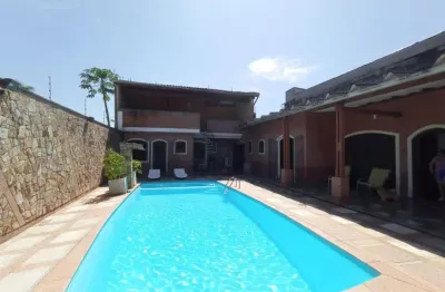 Casa com piscina, 4 quartos e área gourmet em itanhaém.