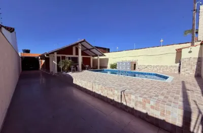 Casa na praia com piscina, churrasqueira e edícula em itanhaém.