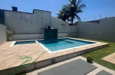 Casa com 3 quartos, piscina e área gourmet em itanhaém.