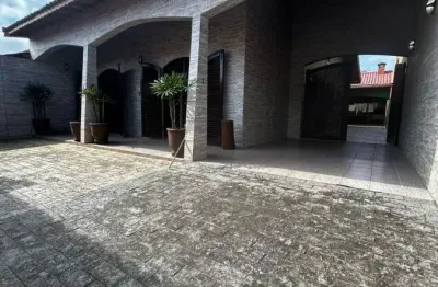 Casa à 100m do mar com 3 quartos, área gourmet e edícula em itanhaém.