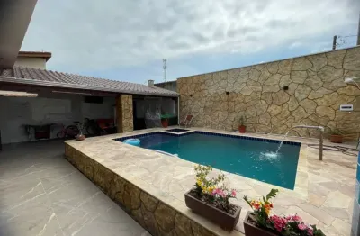 Casa na praia com 4 quartos, piscina e área gourmet em itanhaém.