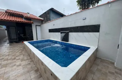 Casa com 2 quartos, piscina e churrasqueira em itanhaém.