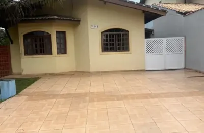 Casa com área de churrasco  e piscina, no bairro jardim são luiz