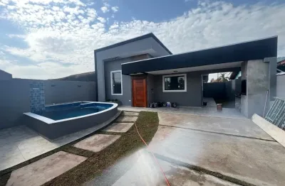 Casa com piscina e área gourmet à 470m do mar, no bairro jardim grandesp
