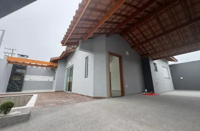 Casa com área gourmet e piscina, localizada no bairro nova peruíbe