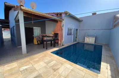 Casa à venda com piscina e área gourmet à 250m do mar, no bairro tupy