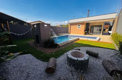 Casa à venda com piscina e área gourmet, no bairro jardim regina
