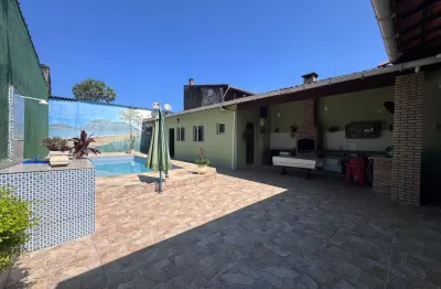 Casa à venda com piscina e área gourmet, no bairro laranjeiras