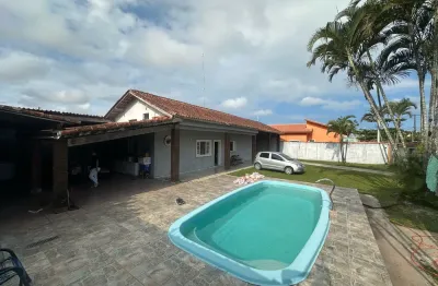Casa à venda com piscina e churrasqueira, no bairro bopiranga