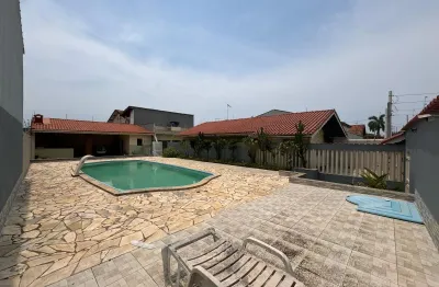 Casa à venda com área gourmet e piscina, no bairro balneário gaivota