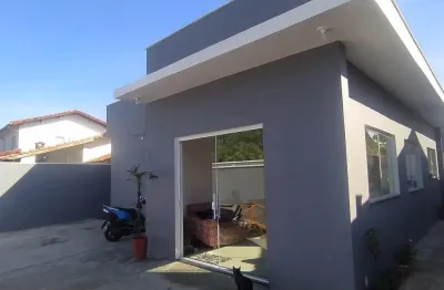 Casa à venda com piscina e churrasqueira, à 50m do mar, no bairro verde mar