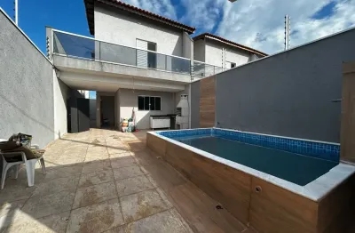 Casa à 100m do mar com piscina e área gourmet, no bairro suarão