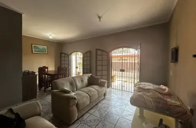 Casa à 100m do mar com área gourmet e 3 quartos, no bairro, suarão