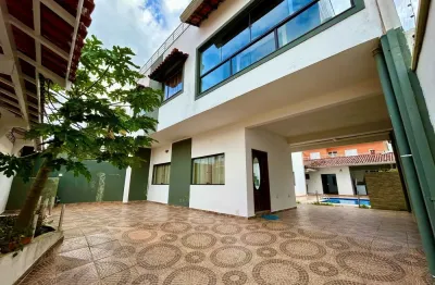 Casa à venda com piscina, edícula e área gourmet, localizada à 300m