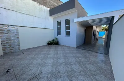 Casa à venda com piscina e área gourmet com churrasqueira, em itanhaém.